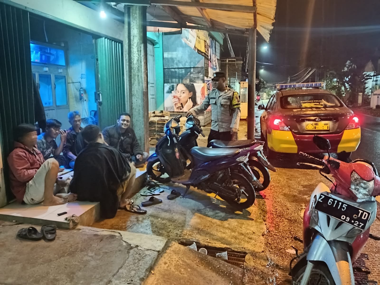 Berikan Rasa Aman Personel Polsek Kawali Polres Ciamis Patroli Dialogis di Malam Hari