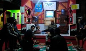 Perkuat Sinergitas Polsek Cikoneng Polres Ciamis Beri Binluh ke Warga Gegempalan Saat Ngeronda