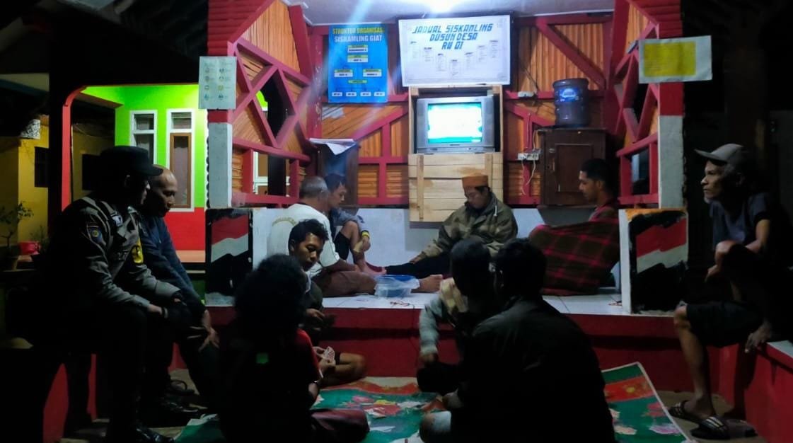 Perkuat Sinergitas Polsek Cikoneng Polres Ciamis Beri Binluh ke Warga Gegempalan Saat Ngeronda
