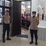 Dua Personel Polres Ciamis Siagakan Personel di Gereja Katolik Santo Yohanes Pembabtis Ciamis