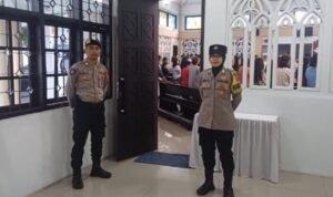 Dua Personel Polres Ciamis Siagakan Personel di Gereja Katolik Santo Yohanes Pembabtis Ciamis
