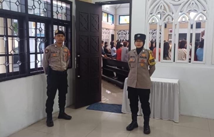 Dua Personel Polres Ciamis Siagakan Personel di Gereja Katolik Santo Yohanes Pembabtis Ciamis