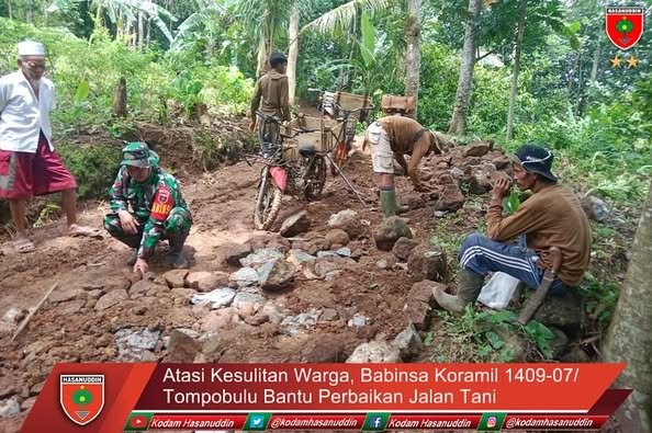 Atasi Kesulitan Warga Babinsa Koramil 1409-07/Tompobulu Bantu Perbaikan Jalan Tani