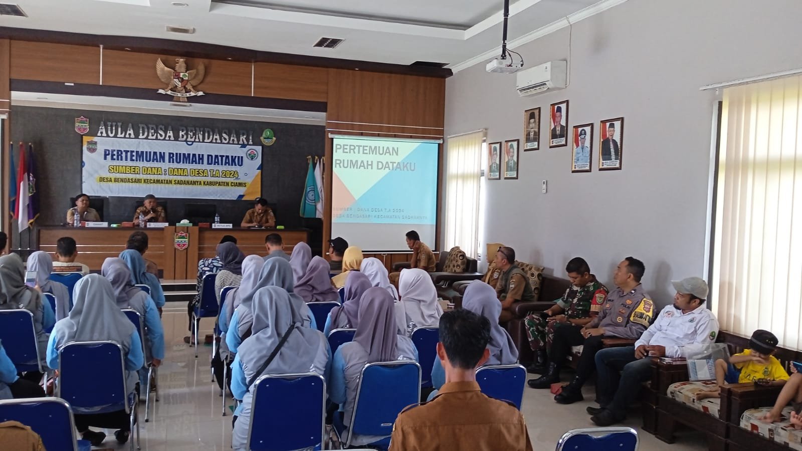 Soliditas TNI-Polri Polsek dan Koramil Ciamis Cooling System ke Warga Bendasari Saat Sosialisasi BKKBN