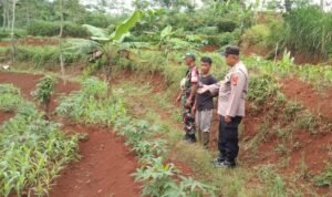 Bhabinkamtibmas dan Babinsa Sambangi Warga Dusun Hayawang untuk Dukung Ketahanan Pangan dan Jaga Kamtibmas