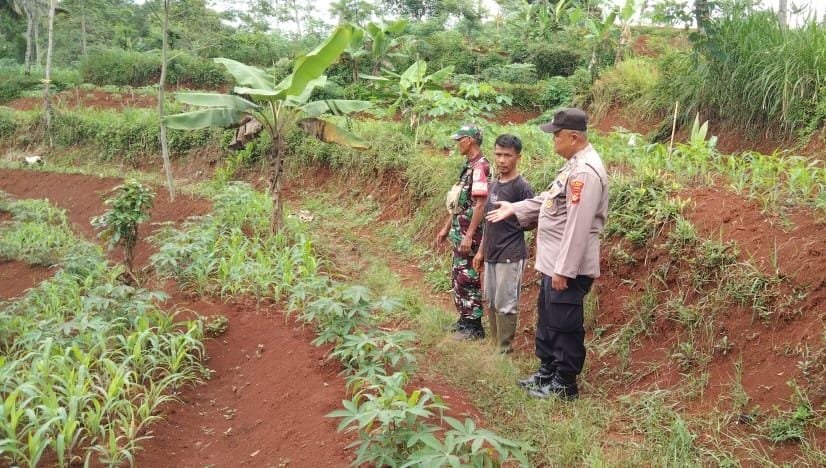 Bhabinkamtibmas dan Babinsa Sambangi Warga Dusun Hayawang untuk Dukung Ketahanan Pangan dan Jaga Kamtibmas