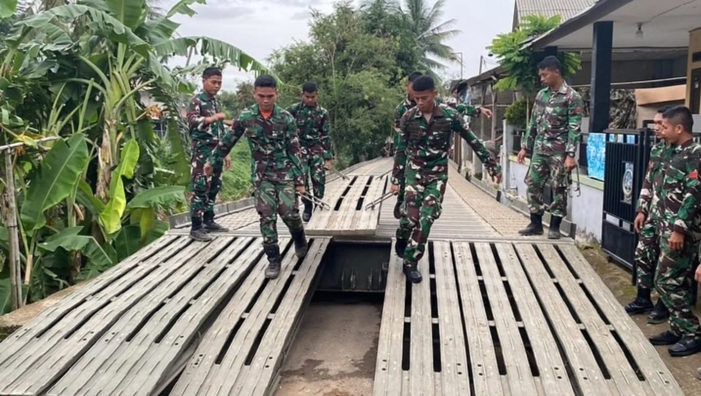 Yonzipur 9 Kostrad Pasang Jembatan MGB di Karawang Pulihkan Akses Warga