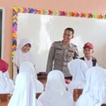 Police Go To School Anggota Polsek Cikoneng Polres Ciamis Beri Binluh ke Siswa SDN 1 Darmacaang