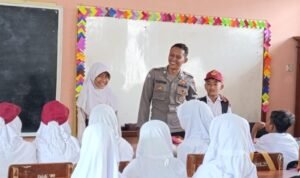 Police Go To School Anggota Polsek Cikoneng Polres Ciamis Beri Binluh ke Siswa SDN 1 Darmacaang