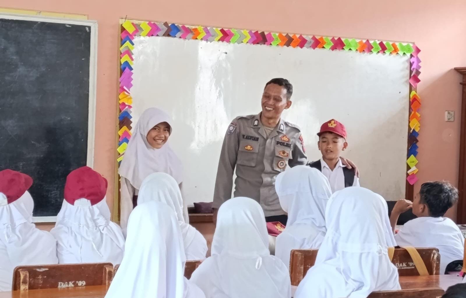 Police Go To School Anggota Polsek Cikoneng Polres Ciamis Beri Binluh ke Siswa SDN 1 Darmacaang