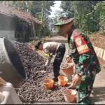 Humanis Polsek Cikoneng Polres Ciamis Ikut Gotong Royong Peningjatan Jalan Pemuda Desa Gegempalan