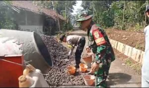 Humanis Polsek Cikoneng Polres Ciamis Ikut Gotong Royong Peningjatan Jalan Pemuda Desa Gegempalan