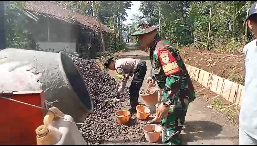 Humanis Polsek Cikoneng Polres Ciamis Ikut Gotong Royong Peningjatan Jalan Pemuda Desa Gegempalan