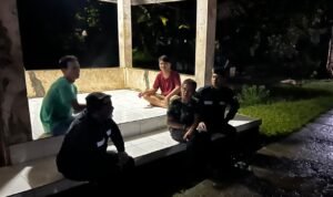 Perkuat Sinergitas Sat Samapta Polres Ciamis Beri Binluh ke Warga Lembur Heleut Saat Ngeronda Malam