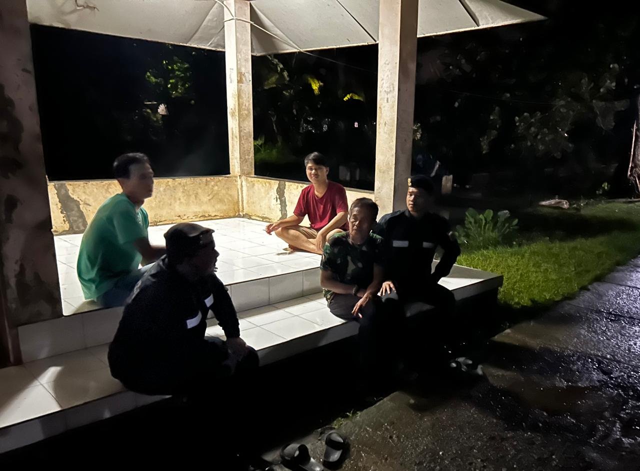 Perkuat Sinergitas Sat Samapta Polres Ciamis Beri Binluh ke Warga Lembur Heleut Saat Ngeronda Malam