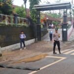 Pelayanan Masyarakat Polsek Sukadana Polres Ciamis Bantu Anak Menyebrang di Area Sekolah