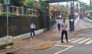 Pelayanan Masyarakat Polsek Sukadana Polres Ciamis Bantu Anak Menyebrang di Area Sekolah