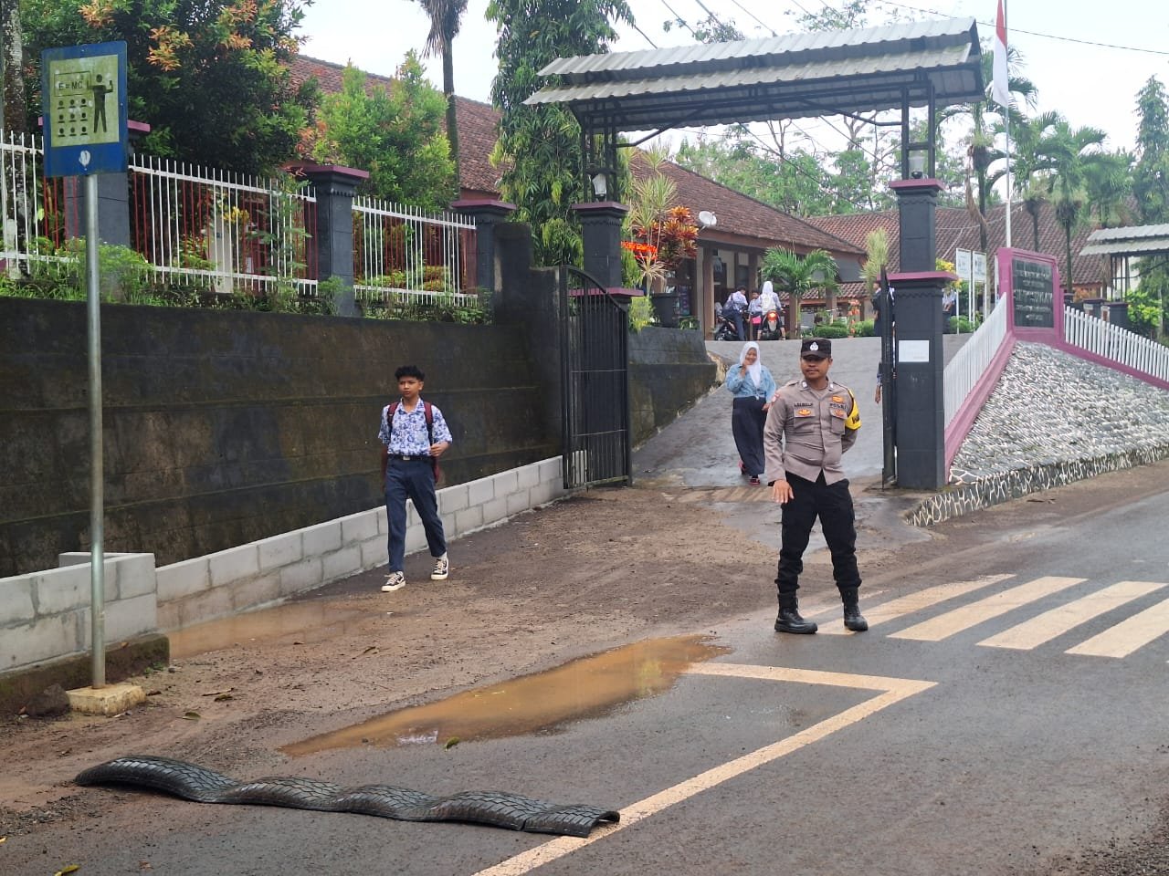 Pelayanan Masyarakat Polsek Sukadana Polres Ciamis Bantu Anak Menyebrang di Area Sekolah