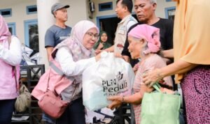 Kolaborasi PLN Group Jabar dan Srikandi PLN Salurkan Bantuan Ratusan Paket untuk Warga Terdampak Banjir dan Longsor di Jawa Barat