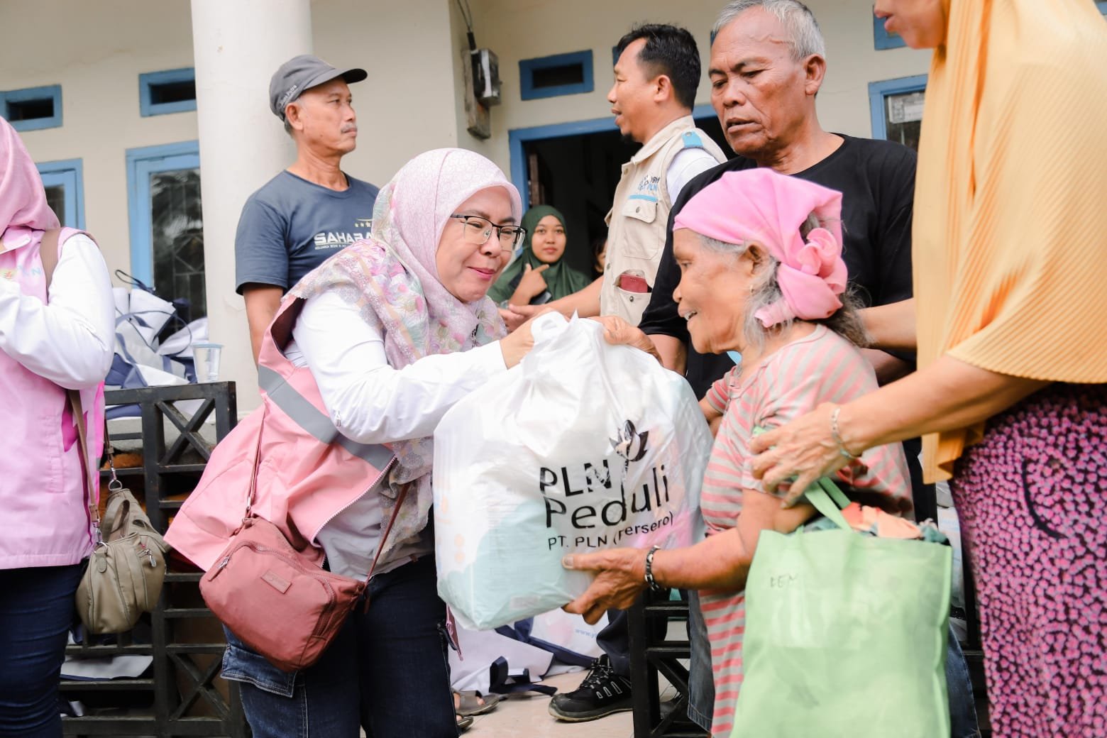 Kolaborasi PLN Group Jabar dan Srikandi PLN Salurkan Bantuan Ratusan Paket untuk Warga Terdampak Banjir dan Longsor di Jawa Barat