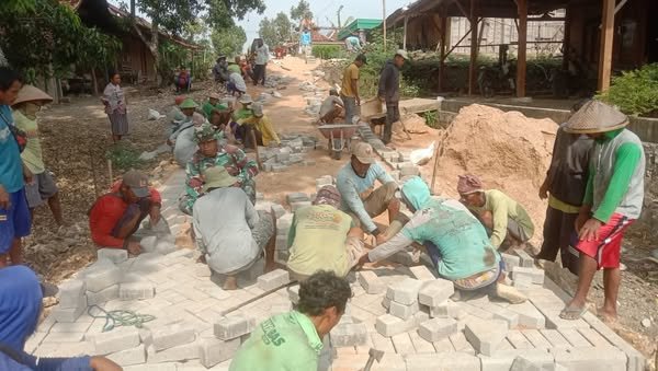 Babinsa Botoreco Gotong Royong Bersama Warga Binaan Pasang Paving Jalan