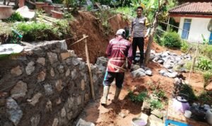 Cipta Kondisi Polsek Cisaga Polres Ciamis Monitoring Pembangunan TPT di Dusun Sukajaya