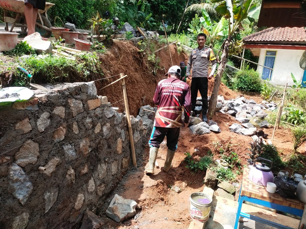 Cipta Kondisi Polsek Cisaga Polres Ciamis Monitoring Pembangunan TPT di Dusun Sukajaya