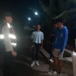 Humanis Polsek Cipaku Polres Ciamis Patroli Dialogis ke Pemukiman Warga Saat Malam Hari