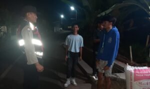 Humanis Polsek Cipaku Polres Ciamis Patroli Dialogis ke Pemukiman Warga Saat Malam Hari