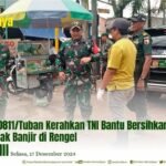 DANDIM 0811/TUBAN KERAHKAN TNI BANTU BERSIHKAN LUMPUR TERDAMPAK BANJIR DI RENGEL