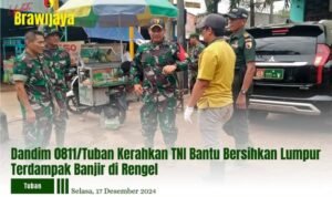 DANDIM 0811/TUBAN KERAHKAN TNI BANTU BERSIHKAN LUMPUR TERDAMPAK BANJIR DI RENGEL