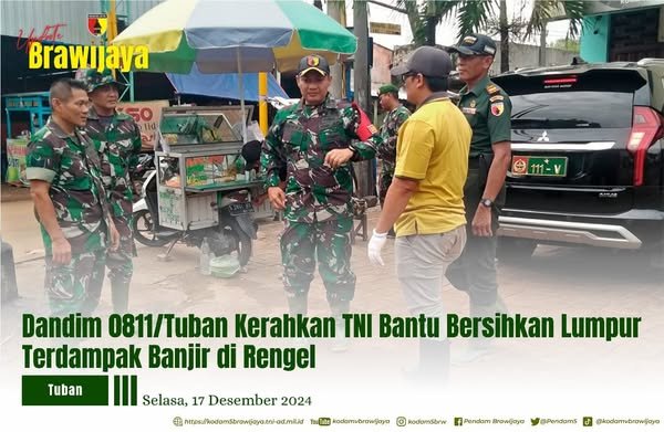 DANDIM 0811/TUBAN KERAHKAN TNI BANTU BERSIHKAN LUMPUR TERDAMPAK BANJIR DI RENGEL