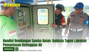 Babinsa Tapen Serka Lolok Sugianto melakukan pengecekan Tinggi Muka Air