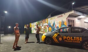 Ops Lilin 2024 Polsek Kawali Polres Ciamis Patroli Dialogis di Malam Hari Berikan Kenyamanan Nataru