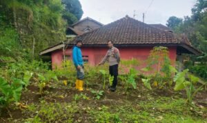 Dukung Asta Cita Presiden RI Polsek Cikoneng Ajak Warga Sukamanah Buat Lahan Produktif