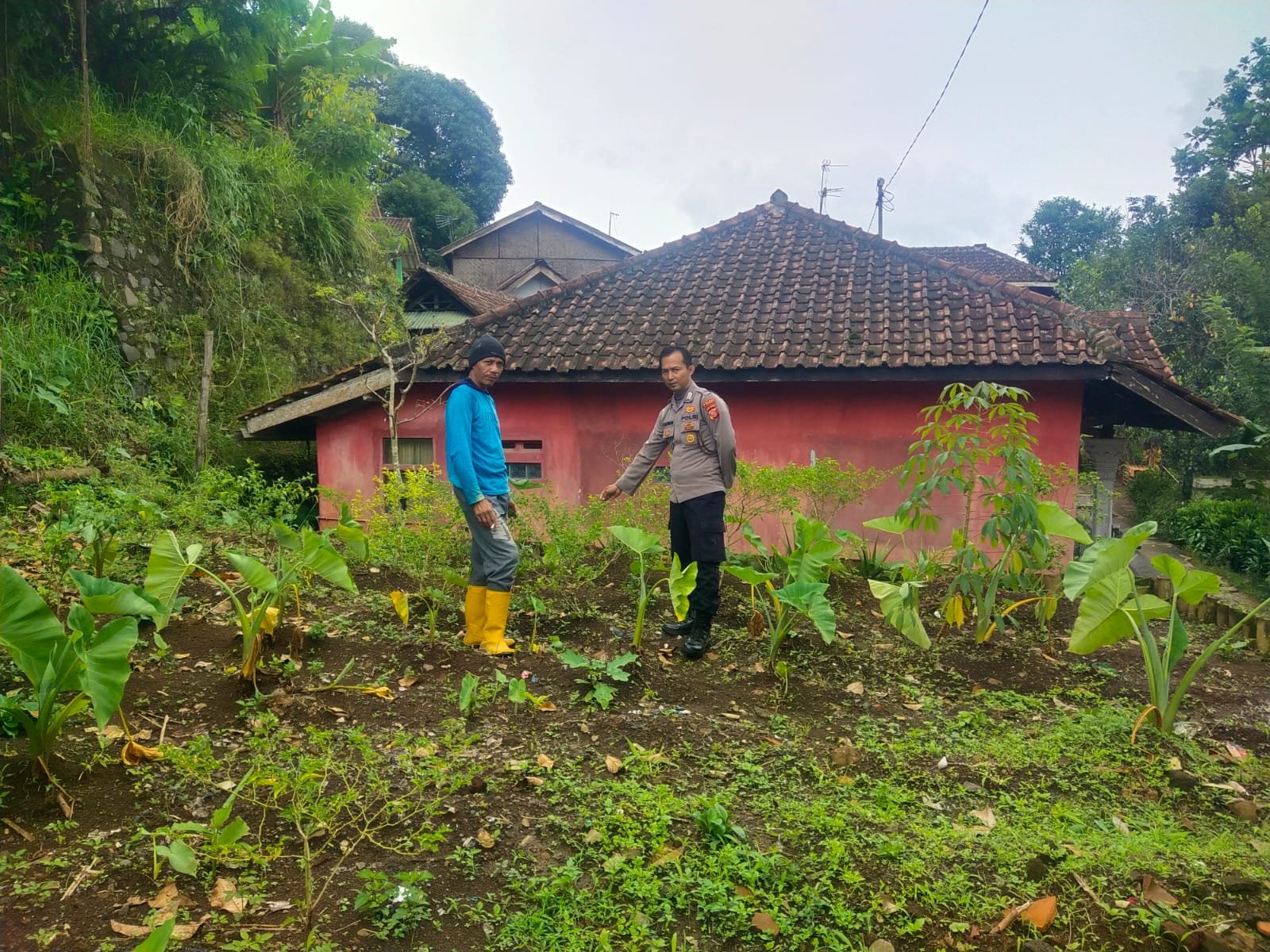 Dukung Asta Cita Presiden RI Polsek Cikoneng Ajak Warga Sukamanah Buat Lahan Produktif