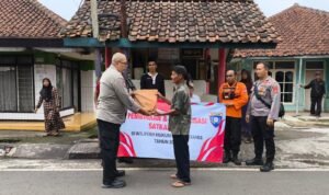 Jaga Harkamtibmas Polres Ciamis Beri Pembinaan Anggota Satkamling di Desa Cisadap