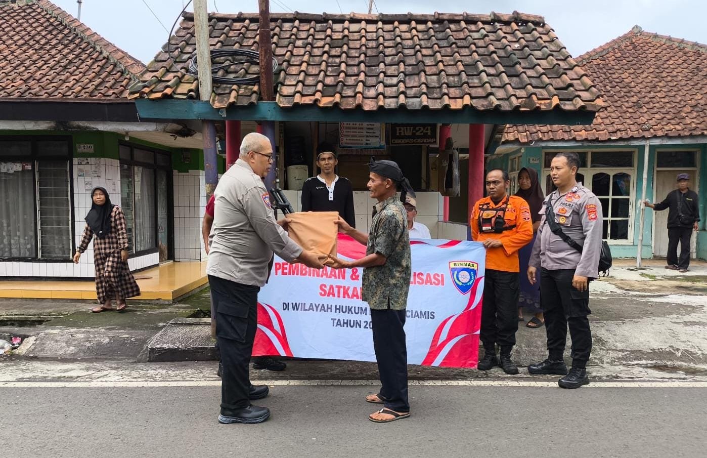 Jaga Harkamtibmas Polres Ciamis Beri Pembinaan Anggota Satkamling di Desa Cisadap