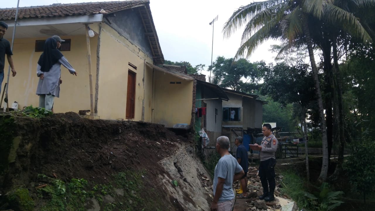 Personel Polsek Cihaurbeuti Datangi TKP Bencana Tanah Longsor dan Gotong Royong Bareng Warga