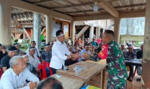 Danramil 12/Telukdalam Mayor Inf Yustinus Waruwu Melayat ke Rumah Duka di Desa Hiliamaeta Niha