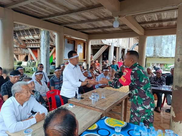 Danramil 12/Telukdalam Mayor Inf Yustinus Waruwu Melayat ke Rumah Duka di Desa Hiliamaeta Niha