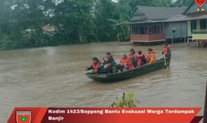 Kodim 1423/Soppeng Bantu Evakuasi Warga Terdampak Banjir