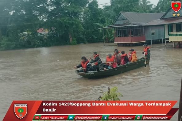 Kodim 1423/Soppeng Bantu Evakuasi Warga Terdampak Banjir