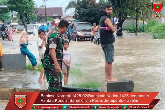 Babinsa Koramil 1425-02/Bangkala Kodim 1425 Jeneponto Pantau Kondisi Banjir di Jln Poros Jeneponto-Takalar