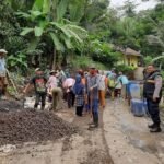 Humanis Polsek Cisaga Polres Ciamis Monitoring Pengecoran Jalan Dusun Pangambiran Girimukti
