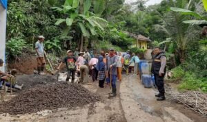 Humanis Polsek Cisaga Polres Ciamis Monitoring Pengecoran Jalan Dusun Pangambiran Girimukti