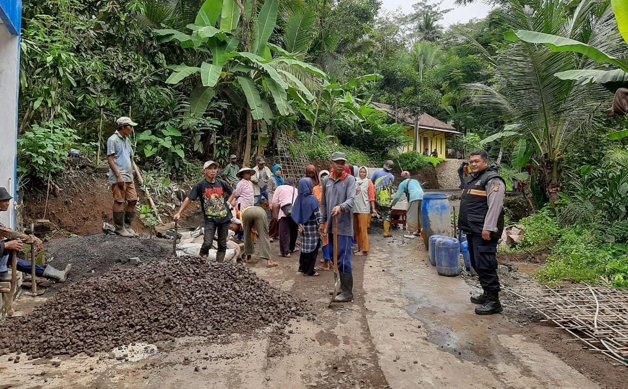 Humanis Polsek Cisaga Polres Ciamis Monitoring Pengecoran Jalan Dusun Pangambiran Girimukti