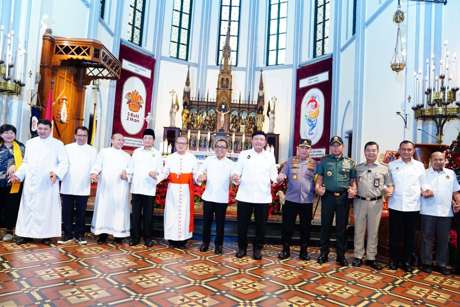 Panglima TNI Tinjau Pelaksanaan Misa Malam Natal di Gereja Katedral