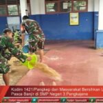 Kodim 1421/Pangkep dan Masyarakat Bersihkan Lumpur Pasca Banjir di SMP Negeri 3 Pangkajene