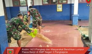 Kodim 1421/Pangkep dan Masyarakat Bersihkan Lumpur Pasca Banjir di SMP Negeri 3 Pangkajene